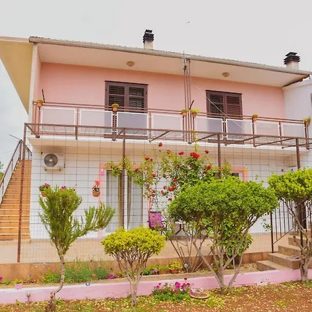 Apartment Lora *